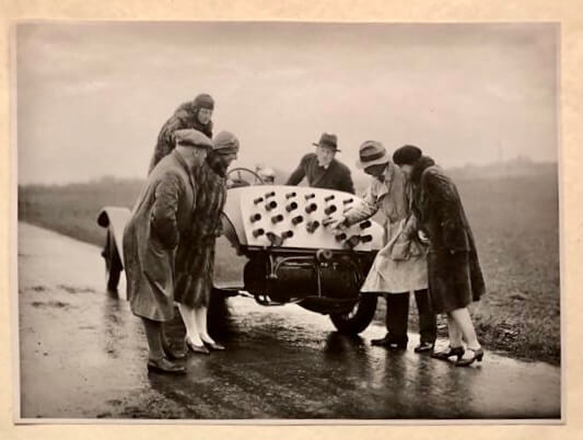 "Surrogat 4" 1929, Filmszene, Hermann Abendroth besteigt sein Raketenauto